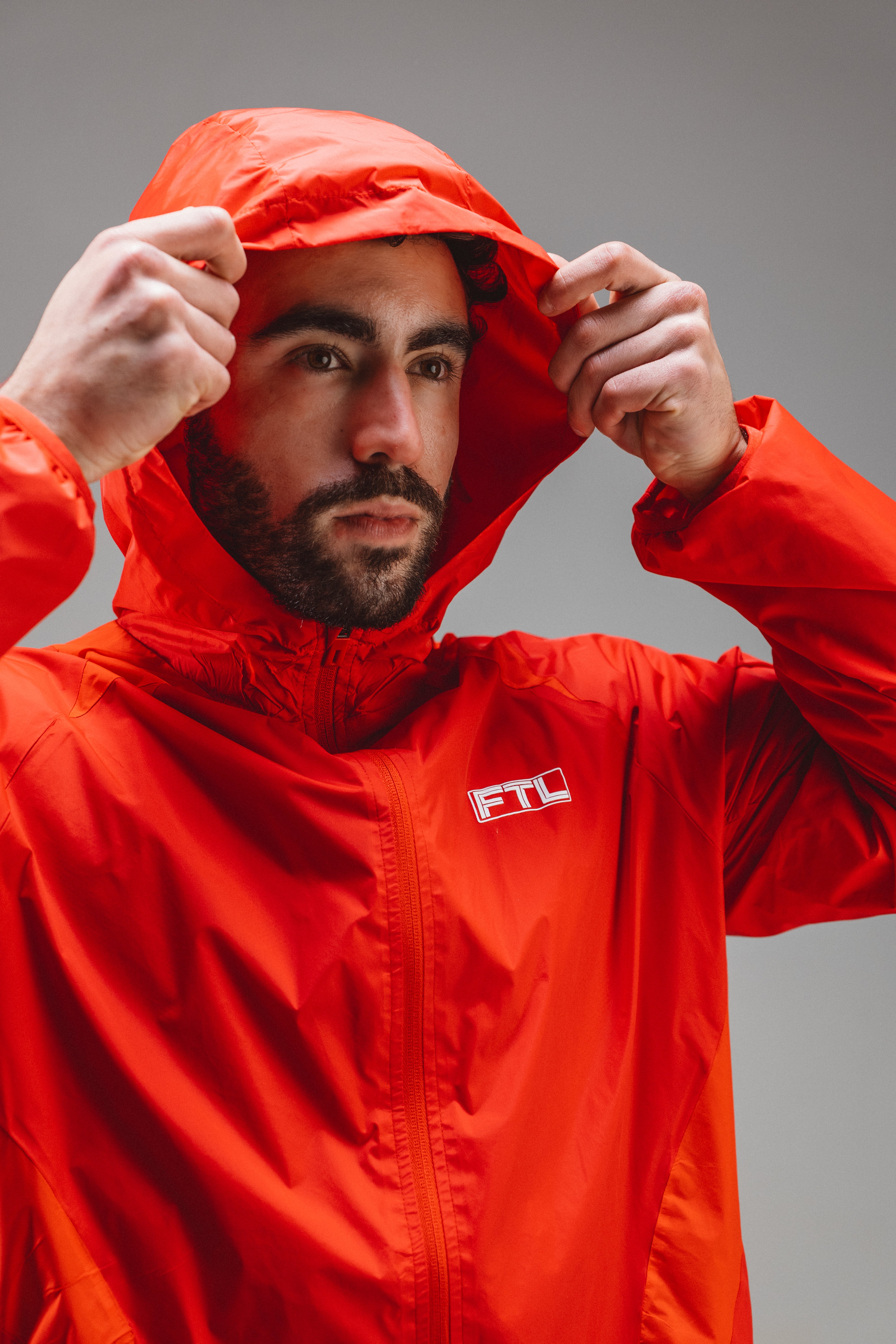 ON グラデーションレッド ウィンドブレーカー　L Matchday Runner Windbreaker Red